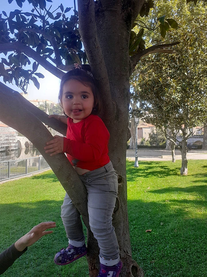 Kyhana participe au concours pour gagner de l'argent avec cette photo : fun, gesture, grass, grass_family, happy, human_leg, knee, lawn, leisure, people_in_nature, person, plant, recreation, sandal, sky, tints_and_shades, toddler, tree, trunk, waist