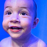 Leyden participe au concours pour gagner de l'argent avec cette photo : baby, blue_light, child, close_up, cute, expression, eyes, face, glowing, happy, head, innocence, joy, mouth, person, portrait, skin, smile, water_drops, young