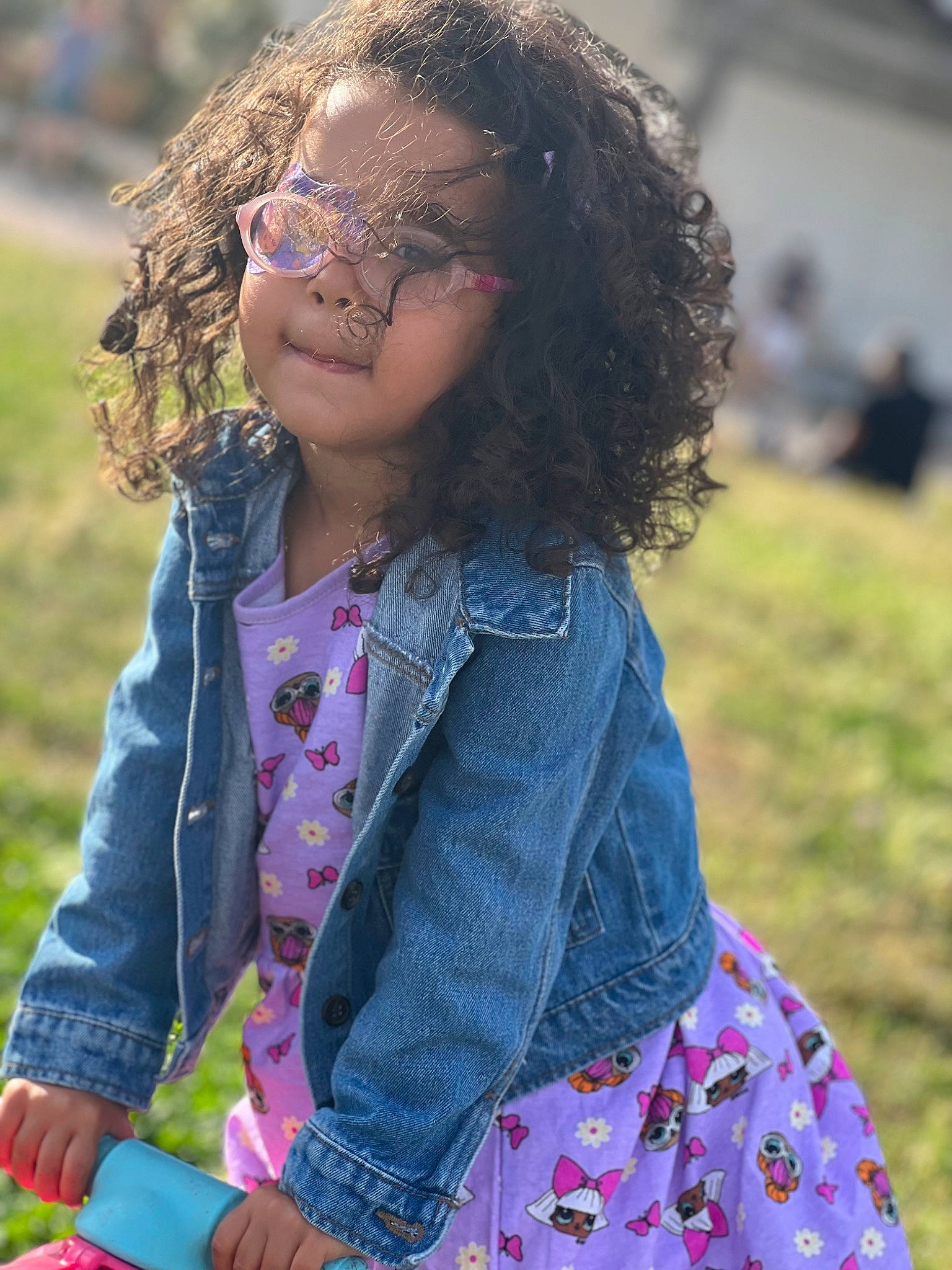 Maissa participe au concours pour gagner de l'argent avec cette photo : brown_hair, electric_blue, eyewear, face, fun, grass, hair, hairstyle, happy, human, leisure, long_hair, magenta, pattern, people_in_nature, person, plaid, shoulder, skin, sleeve