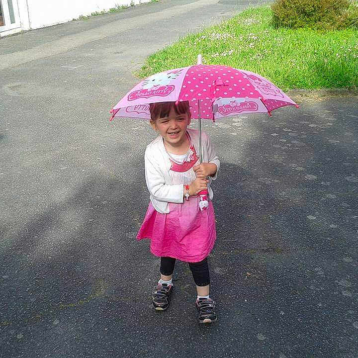 Léa Ch participe au concours pour gagner de l'argent avec cette photo : child, day, fun, girl, headwear, joy, person, pink, play, product, rain, recreation, toddler, umbrella, vacation