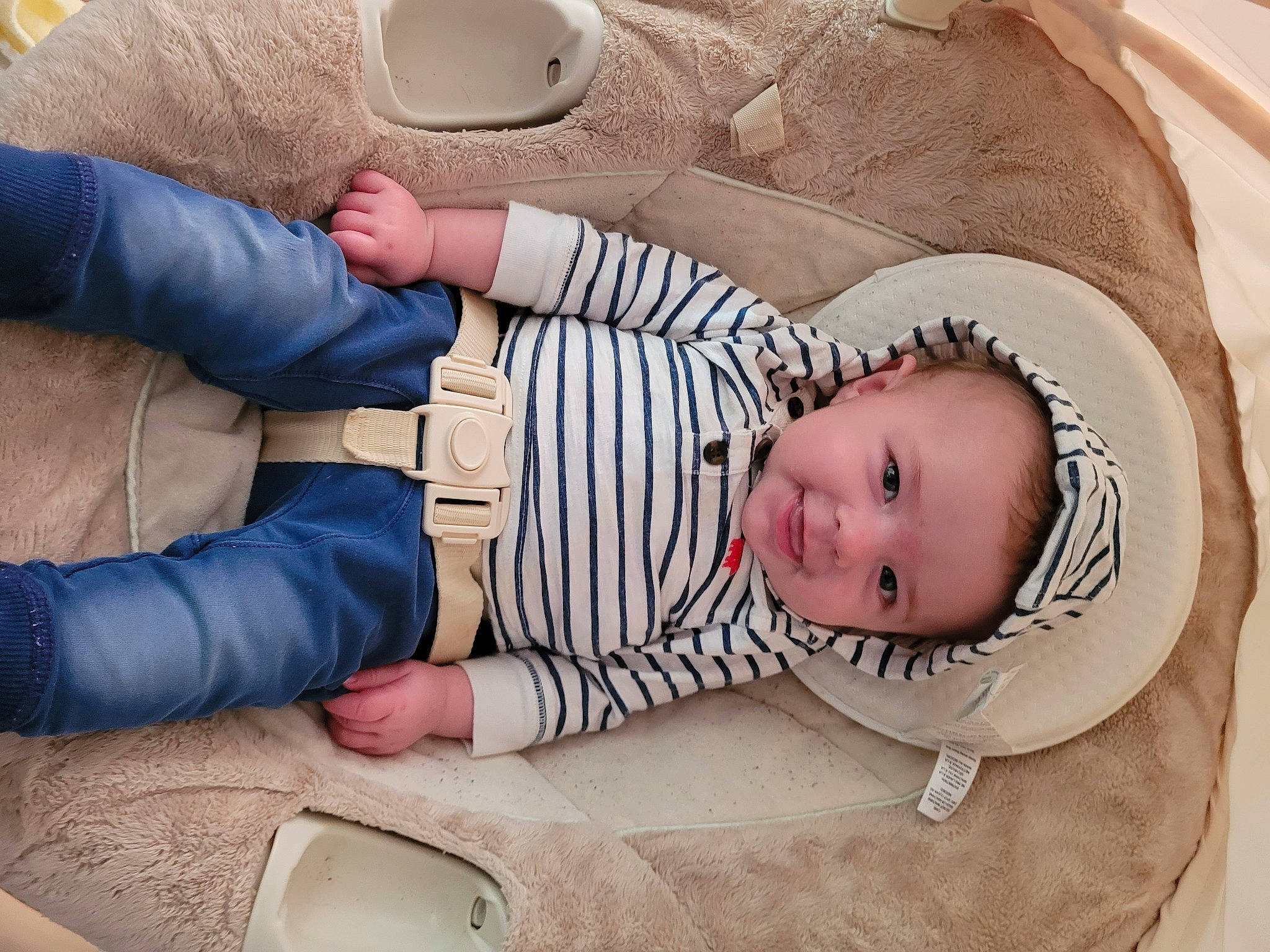 Zackary a rejoint le concours — aidez-le/la à gagner de superbes lots ! baby, baby_products, baby_sleeping, baby_toddler_clothing, cheek, child, comfort, finger, gesture, hand, joy, linens, nail, pattern, person, skin, sleeve, thumb, toddler, white