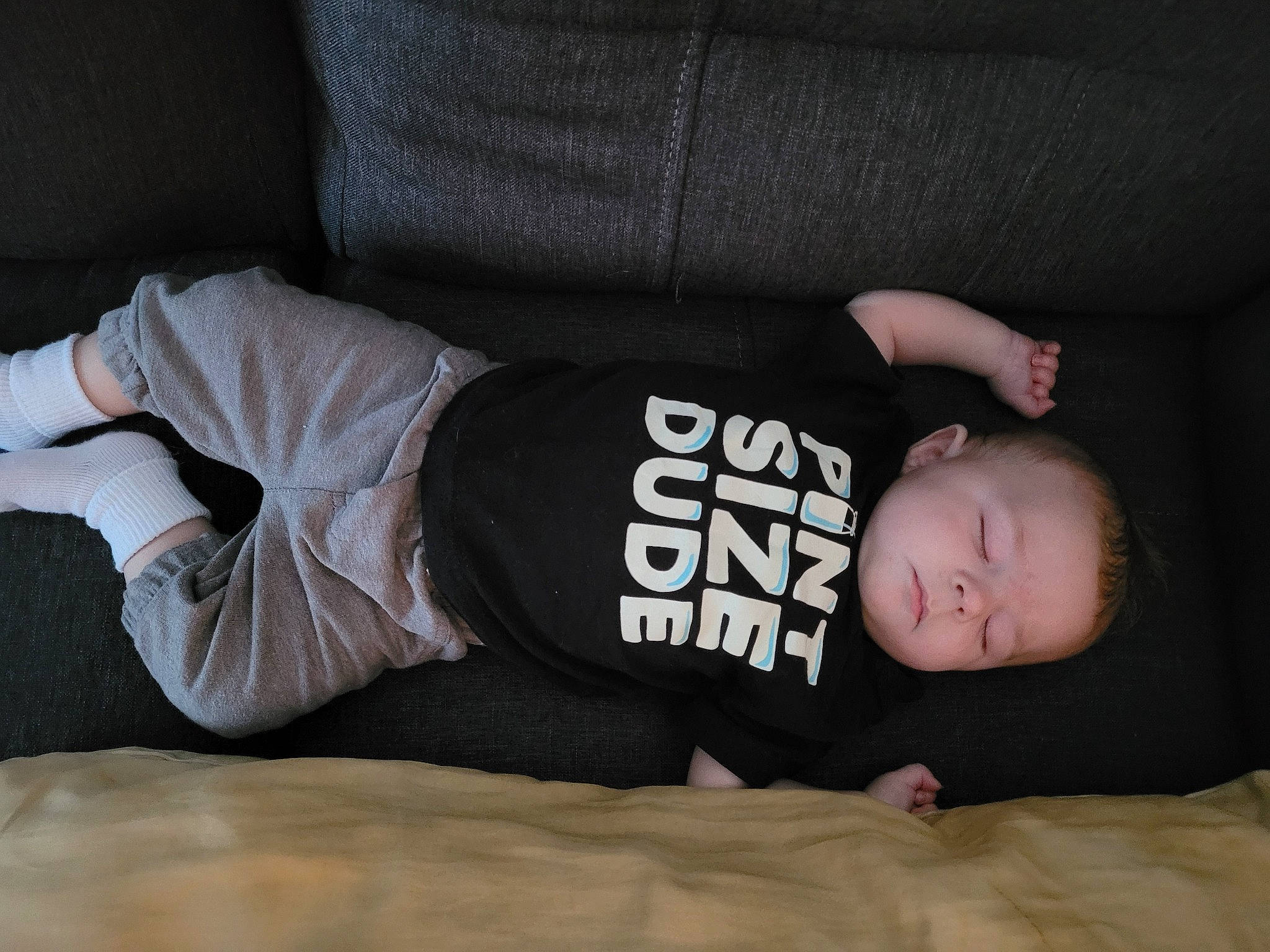 Zackary a rejoint le concours — aidez-le/la à gagner de superbes lots ! baby, baby_toddler_clothing, bedtime, comfort, elbow, knee, nap, person, sleep, sock, stomach, walking_shoe