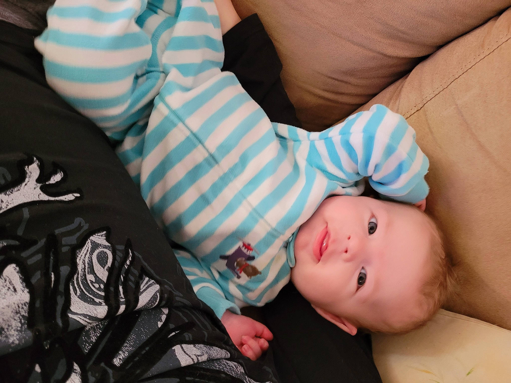 Zackary a rejoint le concours — aidez-le/la à gagner de superbes lots ! arm, blue, comfort, dress, eye, eyewear, face, finger, glasses, grass, green, head, human, leg, people, person, product, room, sitting, vertebrate