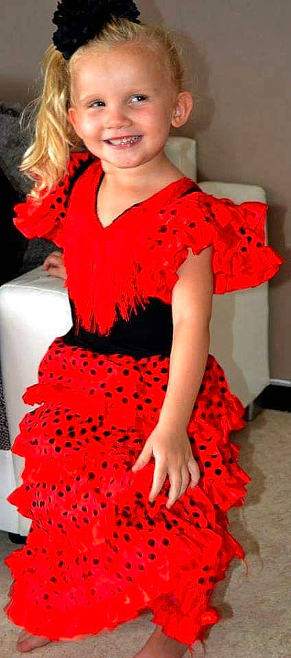 Keicy participe au concours pour gagner de l'argent avec cette photo : child, child_model, costume, dance_dress, dress, feather_boa, girl, human_hair_color, joy, material, outerwear, pattern, person, pom_pom, red, shoulder, textile, toddler