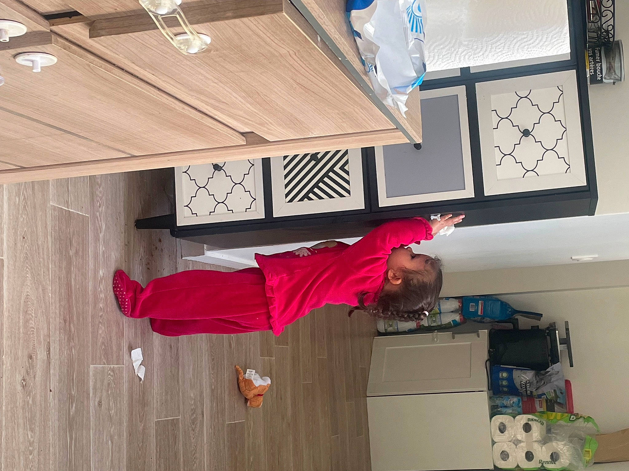 Lila participe au concours pour gagner de l'argent avec cette photo : building, carmine, ceiling, floor, flooring, hardwood, house, interior_design, magenta, material_property, person, plant, plywood, room, snapshot, sportswear, wall, wood, wood_flooring, wood_stain