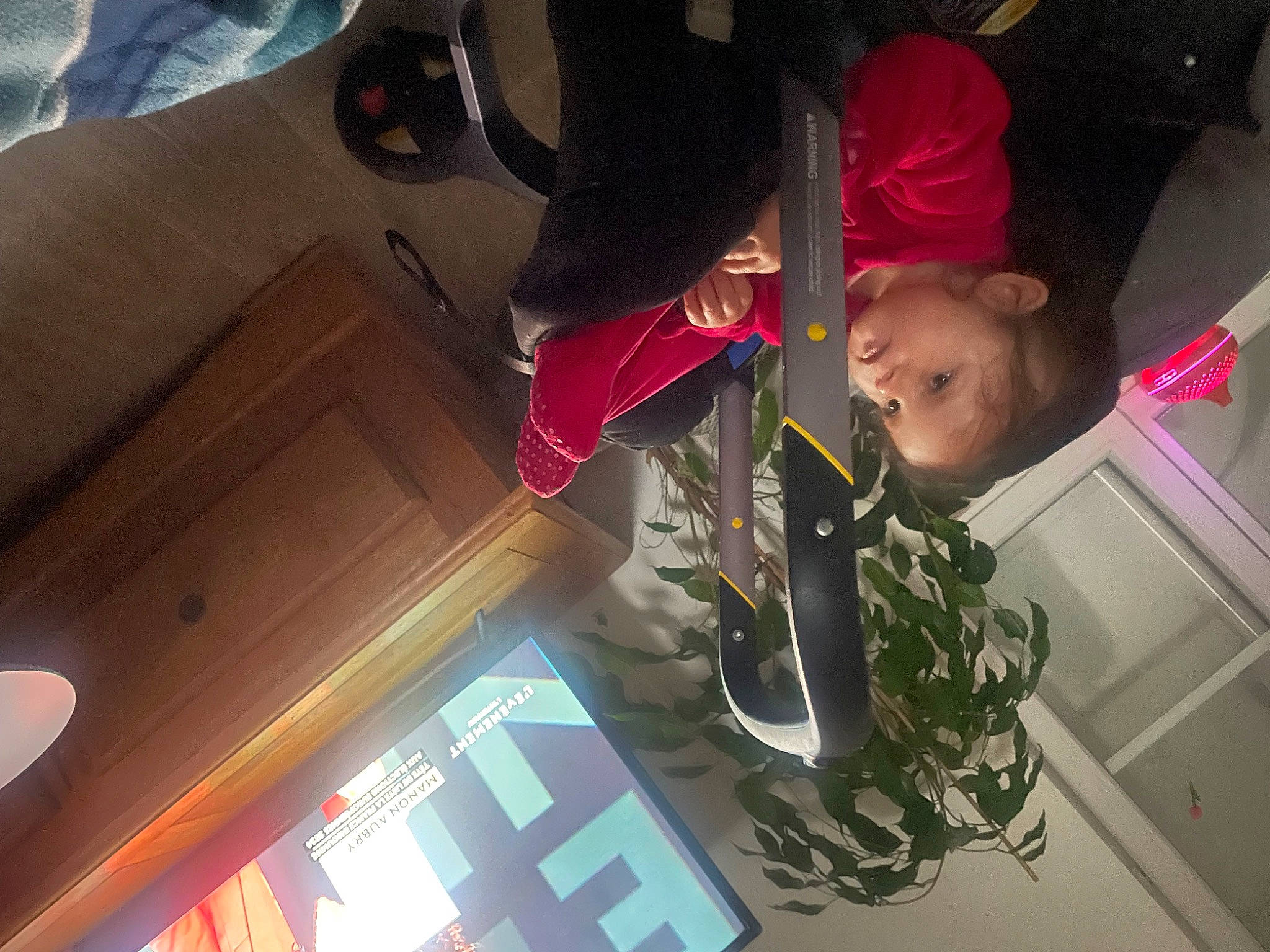 Lila a rejoint le concours — aidez-le/la à gagner de superbes lots ! auto_part, automotive_design, automotive_exterior, automotive_lighting, carmine, cool, eyewear, family_car, flooring, fun, hat, luxury_vehicle, machine, magenta, person, recreation, room, shoe, toddler, tree