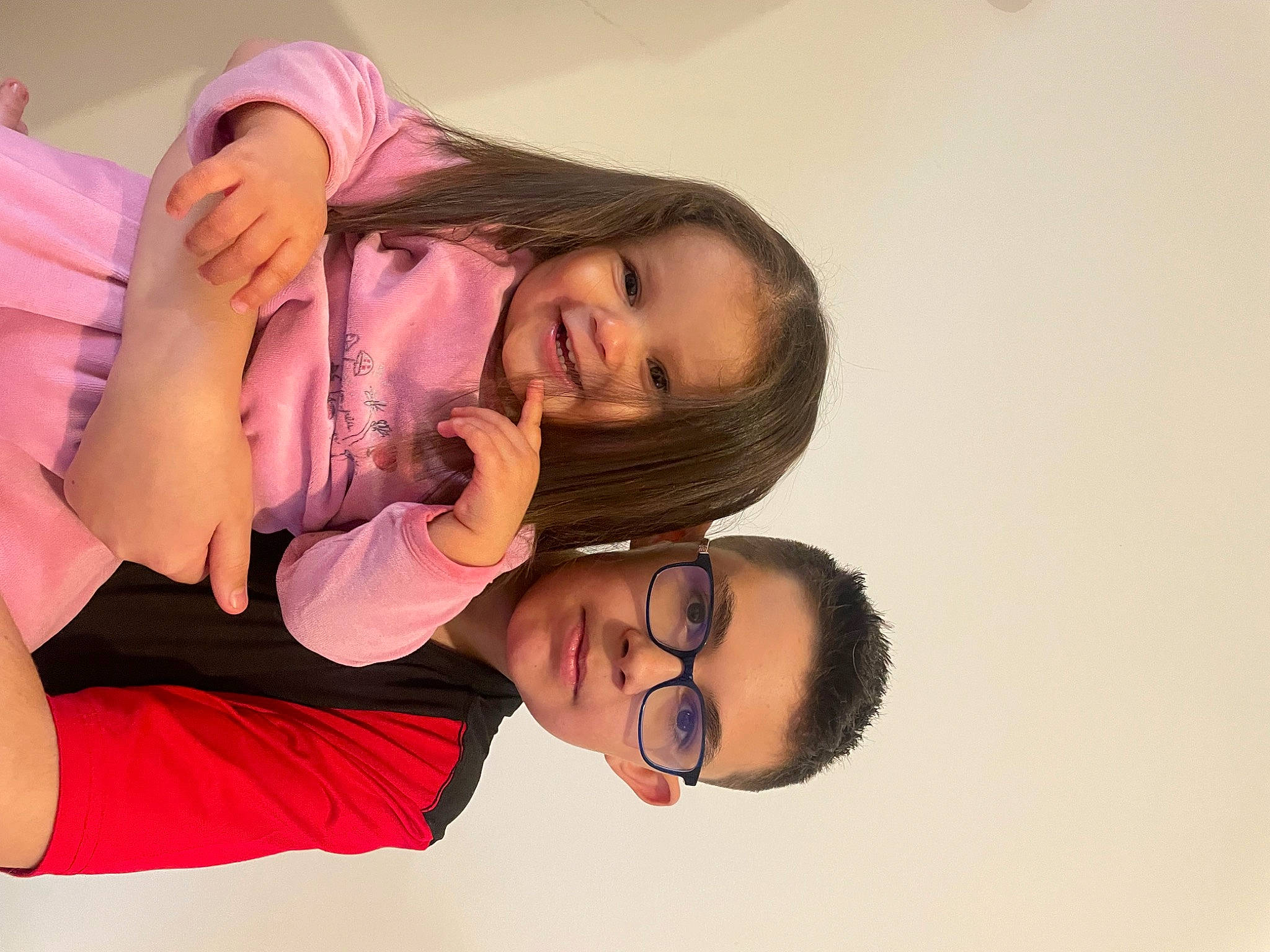 Lila participe au concours pour gagner de l'argent avec cette photo : black_hair, child, comfort, elbow, eyelash, finger, fun, gesture, glasses, hand, happy, human_body, joy, knee, mouth, neck, person, shoulder, skin, smile