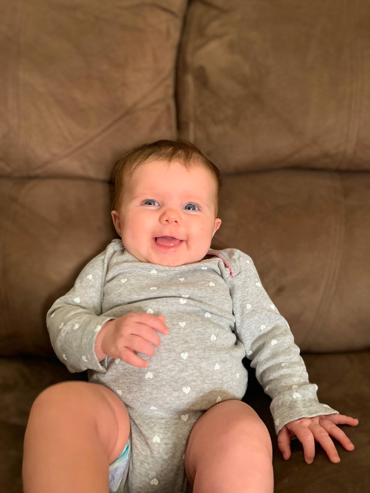 Payslee is registered to the contest to win money with this photo: abdomen, baby, cheek, child, iris, leg, person, sitting, skin, smile, toddler