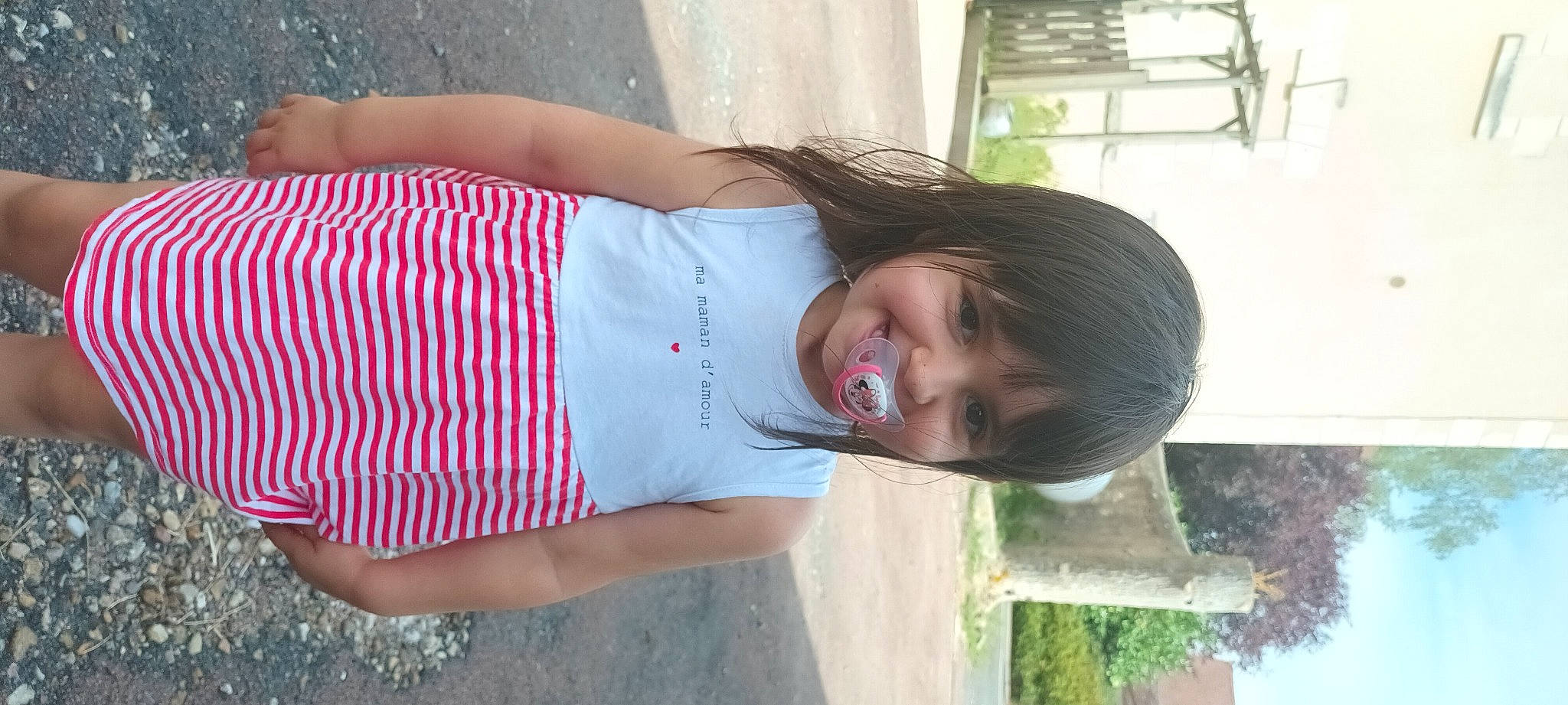 Océane a rejoint le concours — aidez-le/la à gagner de superbes lots ! child, elbow, facial_expression, fun, grass, hairstyle, happy, human_leg, joint, joy, leisure, magenta, person, plant, shoulder, sleeve, smile, t_shirt, thigh, trunk