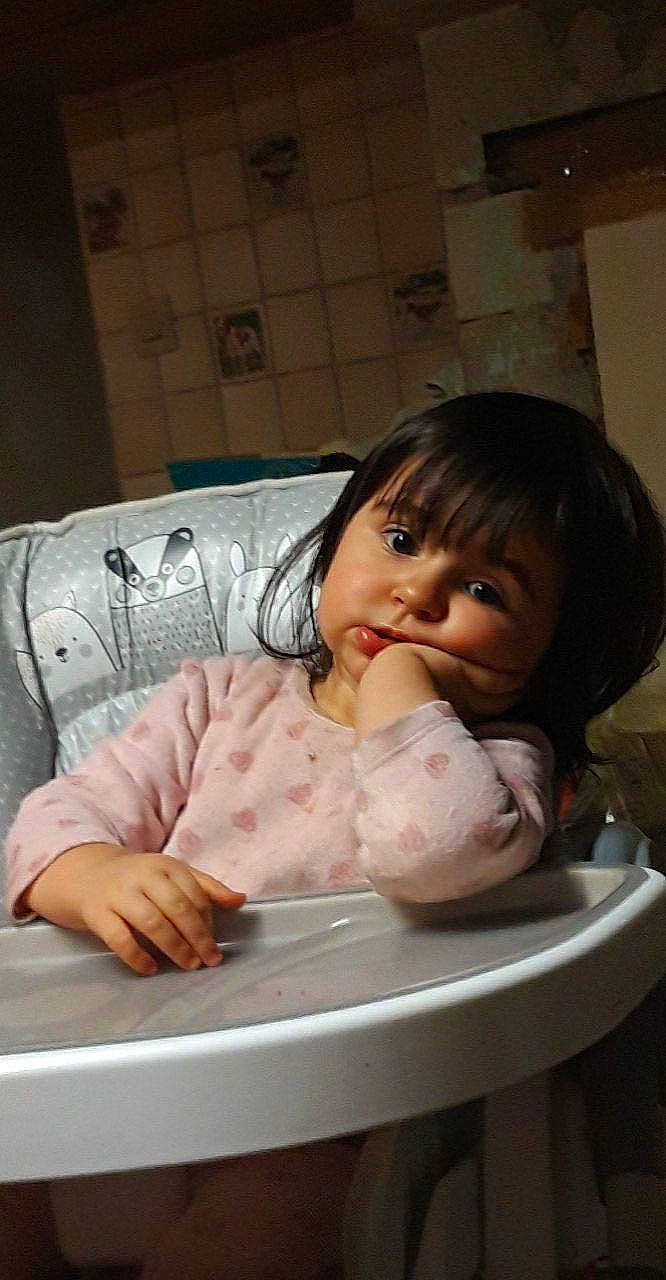 Océane a rejoint le concours — aidez-le/la à gagner de superbes lots ! baby, baby_toddler_clothing, bib, cheek, child, comfort, dishware, drinkware, finger, fun, hair, happy, linens, lip, nose, person, room, sitting, sleeve, textile