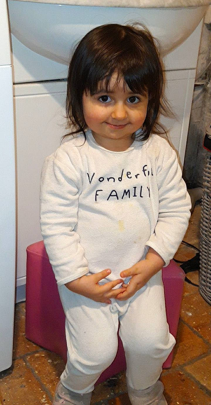 Océane participe au concours pour gagner de l'argent avec cette photo : active_pants, arm, baby_toddler_clothing, bangs, cheek, child, eyelash, facial_expression, flooring, happy, human_body, joy, long_sleeved_t_shirt, neck, person, sleeve, smile, sportswear, sweatpant, t_shirt