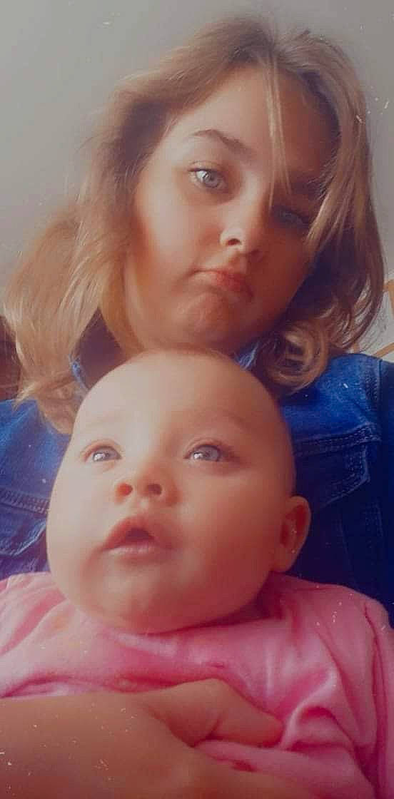 éléonor participe au concours pour gagner de l'argent avec cette photo : cheek, chin, ear, eye, eyebrow, eyelash, face, facial_expression, forehead, hair, human, iris, jaw, lip, mouth, neck, nose, organ, person, shoulder