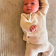 Léon a rejoint le concours — aidez-le/la à gagner de superbes lots ! baby, blanket, child, clothing, cozy, cream_color, cute, indoor, infant, knitwear, lying_down, newborn, person, portrait, raised_arm, sleepwear, small_hands, soft, texture, warm