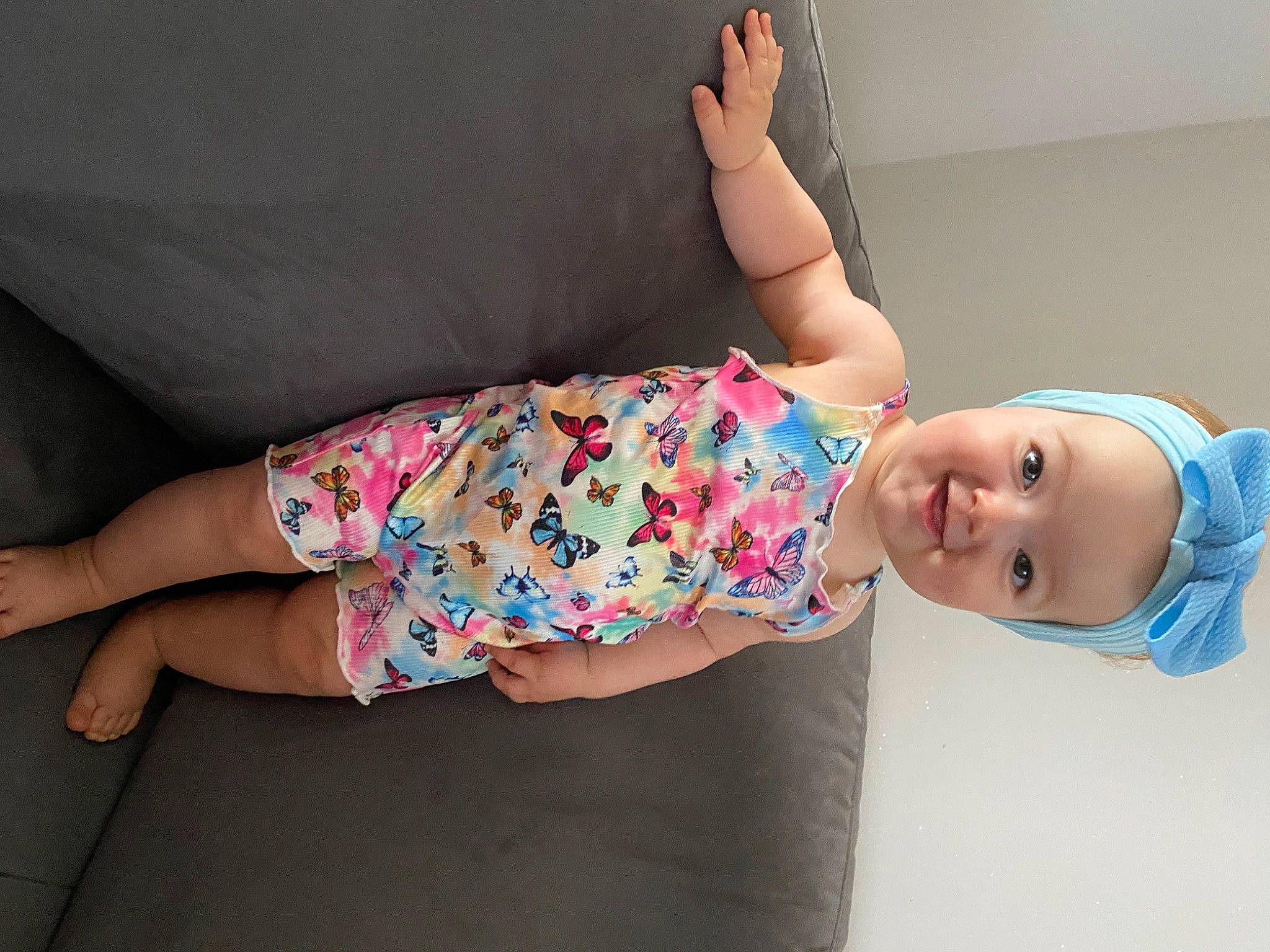Angelina a rejoint le concours — aidez-le/la à gagner de superbes lots ! baby_toddler_clothing, child, comfort, couch, dress, elbow, finger, happy, hat, headwear, human_leg, joint, joy, knee, person, pink, shoulder, skin, sleeve, smile