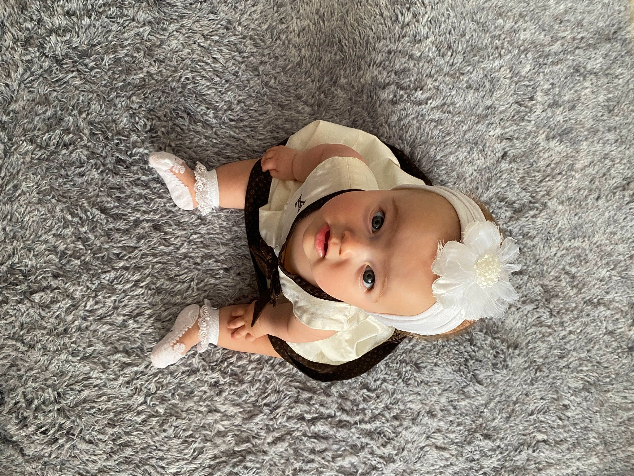 Angelina participe au concours pour gagner de l'argent avec cette photo : baby, baby_products, baby_toddler_clothing, child, comfort, eye, fashion_accessory, fawn, fun, grass, hat, leg, linens, person, sand, shadow, sitting, toddler, toy, tree