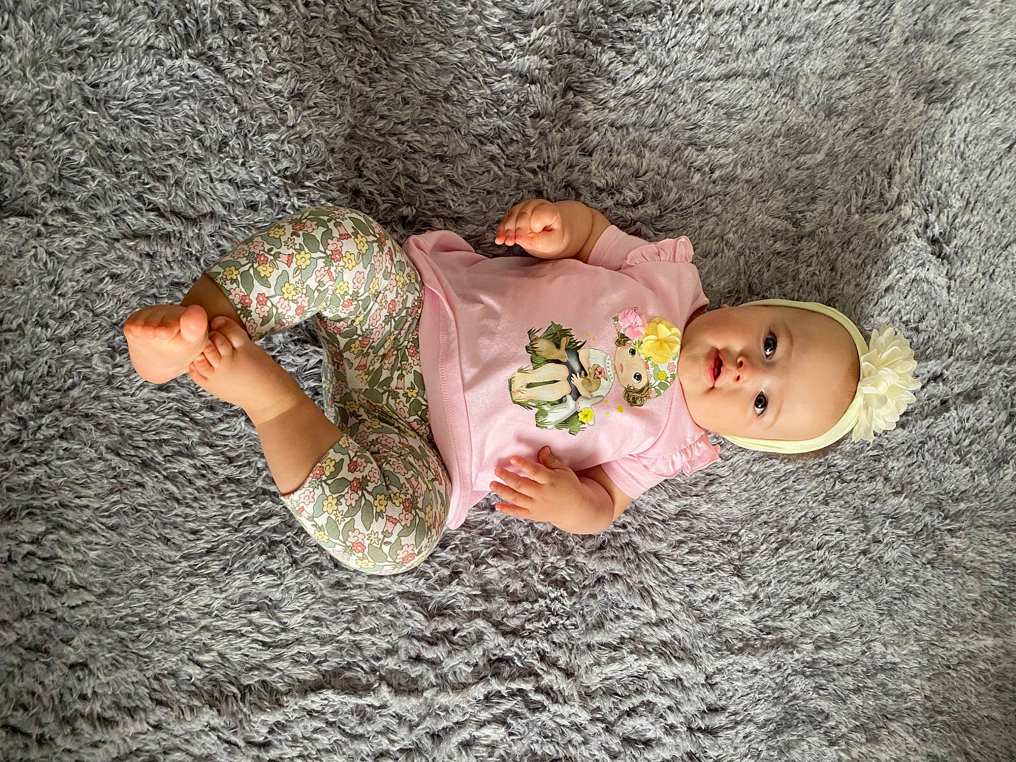 Angelina participe au concours pour gagner de l'argent avec cette photo : arm, baby, baby_toddler_clothing, child, finger, fun, grass, hand, happy, headgear, human_body, leg, mammal, organism, person, skin, thigh, toddler, tree, wall