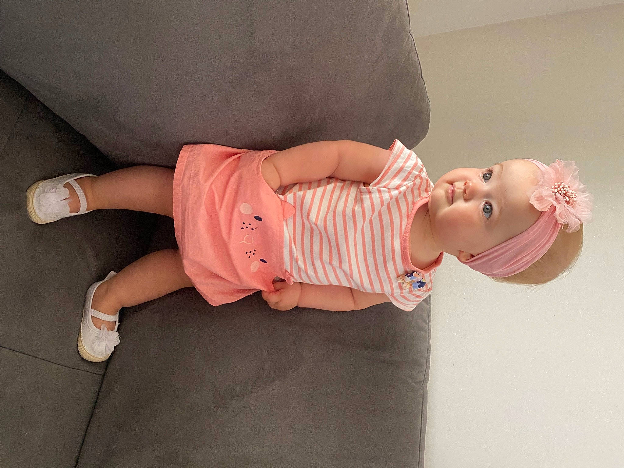 Angelina a rejoint le concours — aidez-le/la à gagner de superbes lots ! baby, baby_toddler_clothing, cheek, child, comfort, elbow, finger, foot, headwear, human_body, human_leg, joint, knee, person, pink, shorts, skin, sleeve, sock, thigh