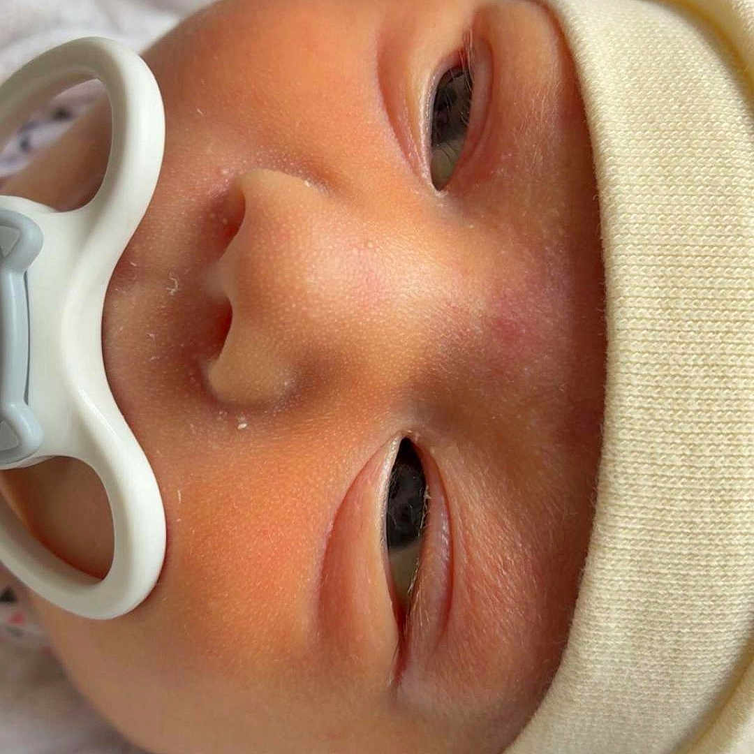 Noëlya participe au concours pour gagner de l'argent avec cette photo : baby, baby_face, blanket, child, closeup, cute, face, hat, headwear, indoors, infant, newborn, newborn_clothing, pacifier, pacifier_holder, portrait, resting, skin, sleepy, soft