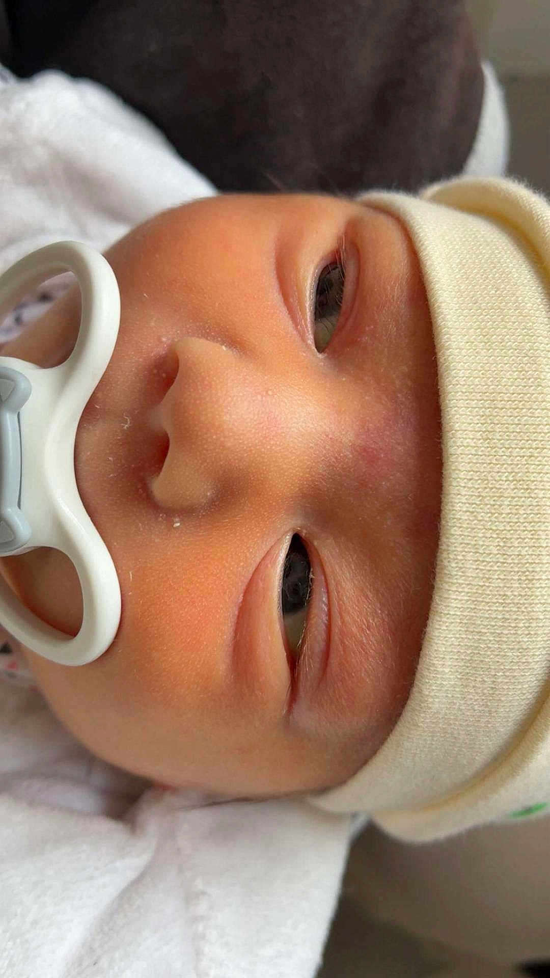 Noëlya participe au concours pour gagner de l'argent avec cette photo : baby, newborn, pacifier, hat, closeup, face, skin, sleepy, infant, blanket, soft, cute, child, headwear, pacifier_holder, newborn_clothing, portrait, resting, indoors, baby_face