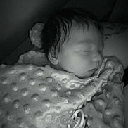 Noëlya a rejoint le concours — aidez-le/la à gagner de superbes lots ! baby, sleeping, blanket, pacifier, infant, face, cozy, nighttime, texture, soft, portrait, child, peaceful, wrapped, head, monochrome, closeup, newborn, rest, quiet