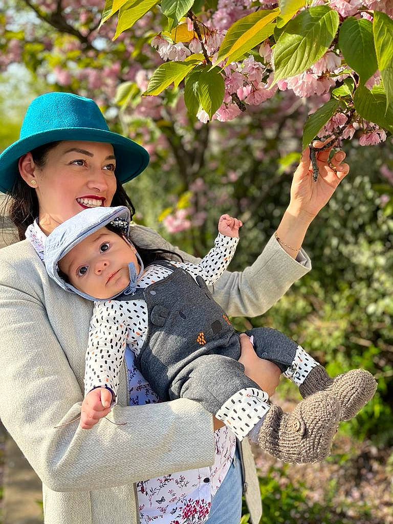 Gabriel a rejoint le concours — aidez-le/la à gagner de superbes lots ! baby, beauty, botany, cap, face, fun, grass, happy, hat, headwear, joy, leaf, leisure, people, people_in_nature, person, photograph, plant, sun_hat, toddler