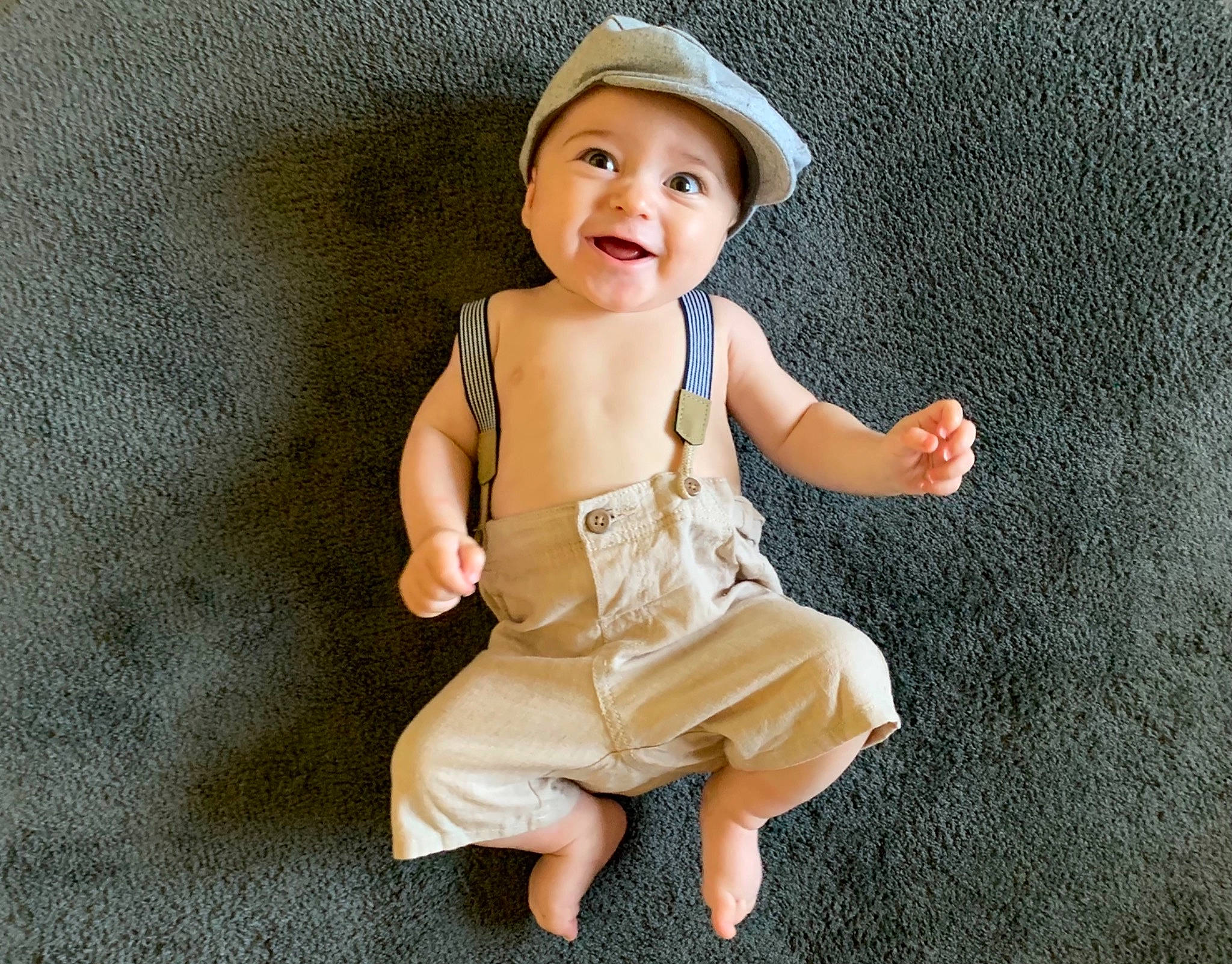 Tommy participe au concours pour gagner de l'argent avec cette photo : baby, baby_toddler_clothing, barefoot, cap, dress, elbow, flash_photography, foot, gesture, hand, happy, hat, headwear, human_body, human_leg, person, skin, sleeve, sun_hat, thumb