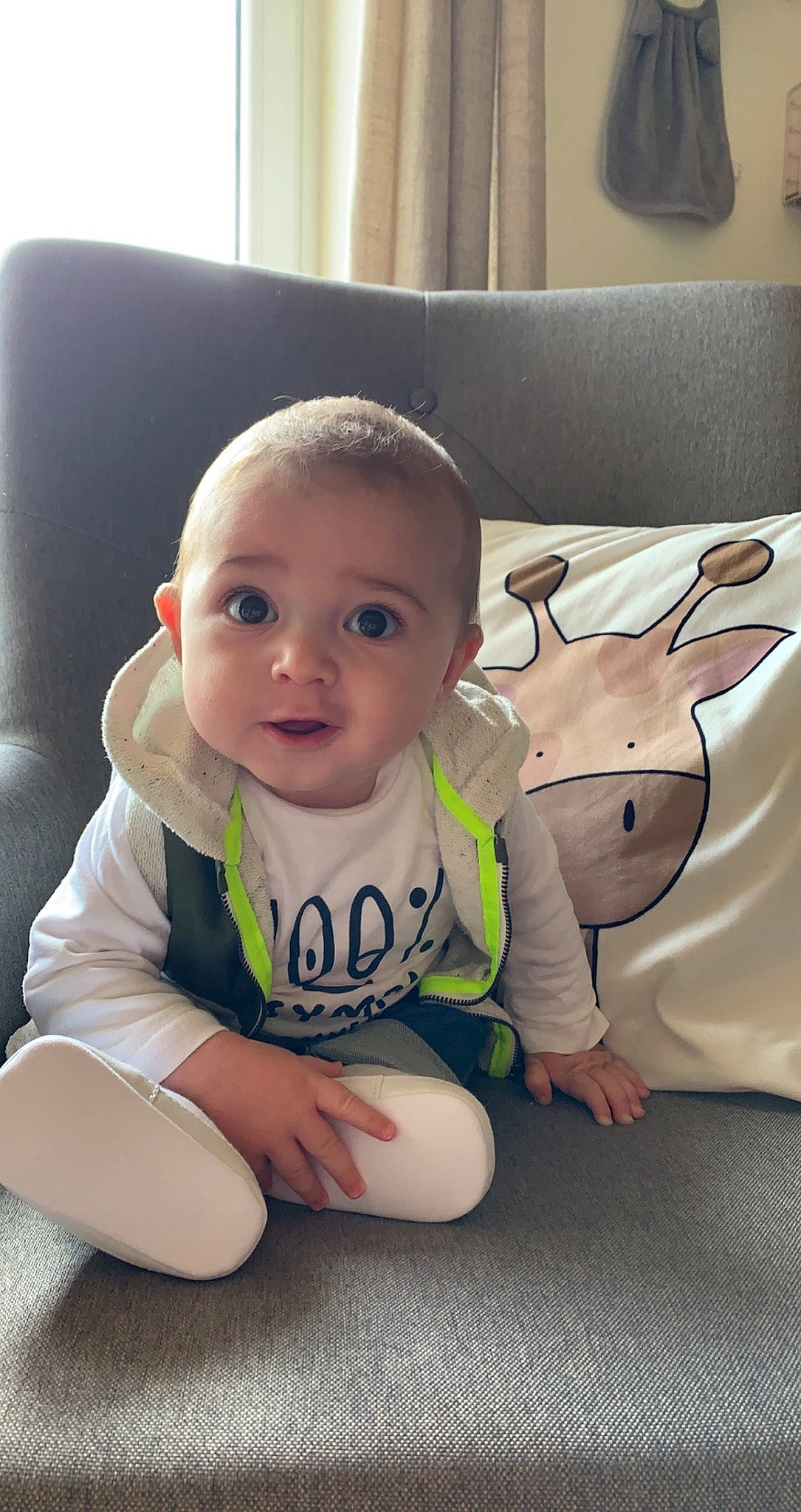 Tommy participe au concours pour gagner de l'argent avec cette photo : arm, baby, baby_toddler_clothing, cheek, comfort, couch, eye, face, finger, flooring, fun, hand, happy, human_body, person, product, skin, sleeve, smile, surprise