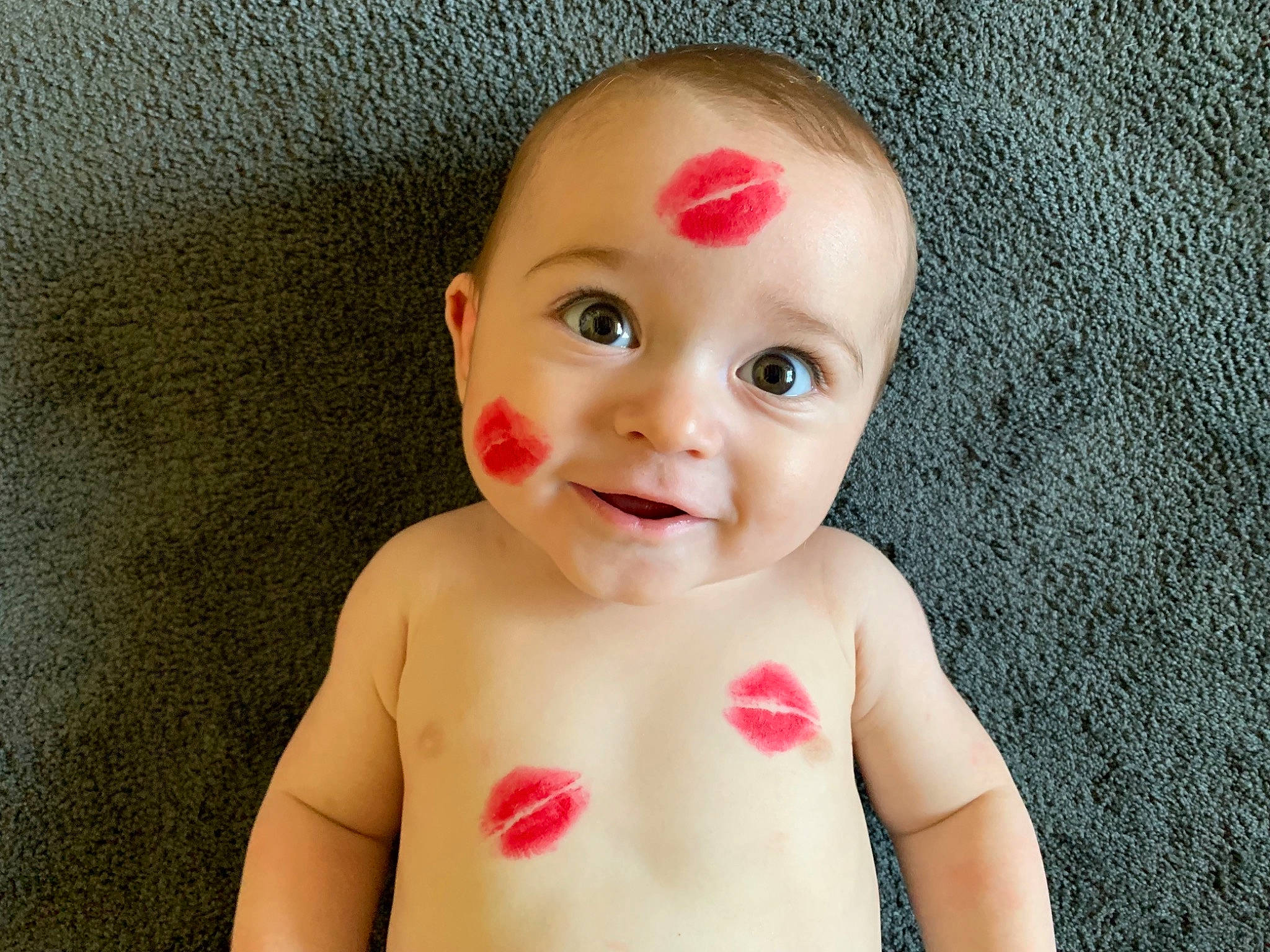 Tommy participe au concours pour gagner de l'argent avec cette photo : arm, cheek, chin, ear, eye, eyebrow, eyelash, forehead, gesture, hand, happy, head, human_body, iris, lip, mouth, neck, nose, person, skin