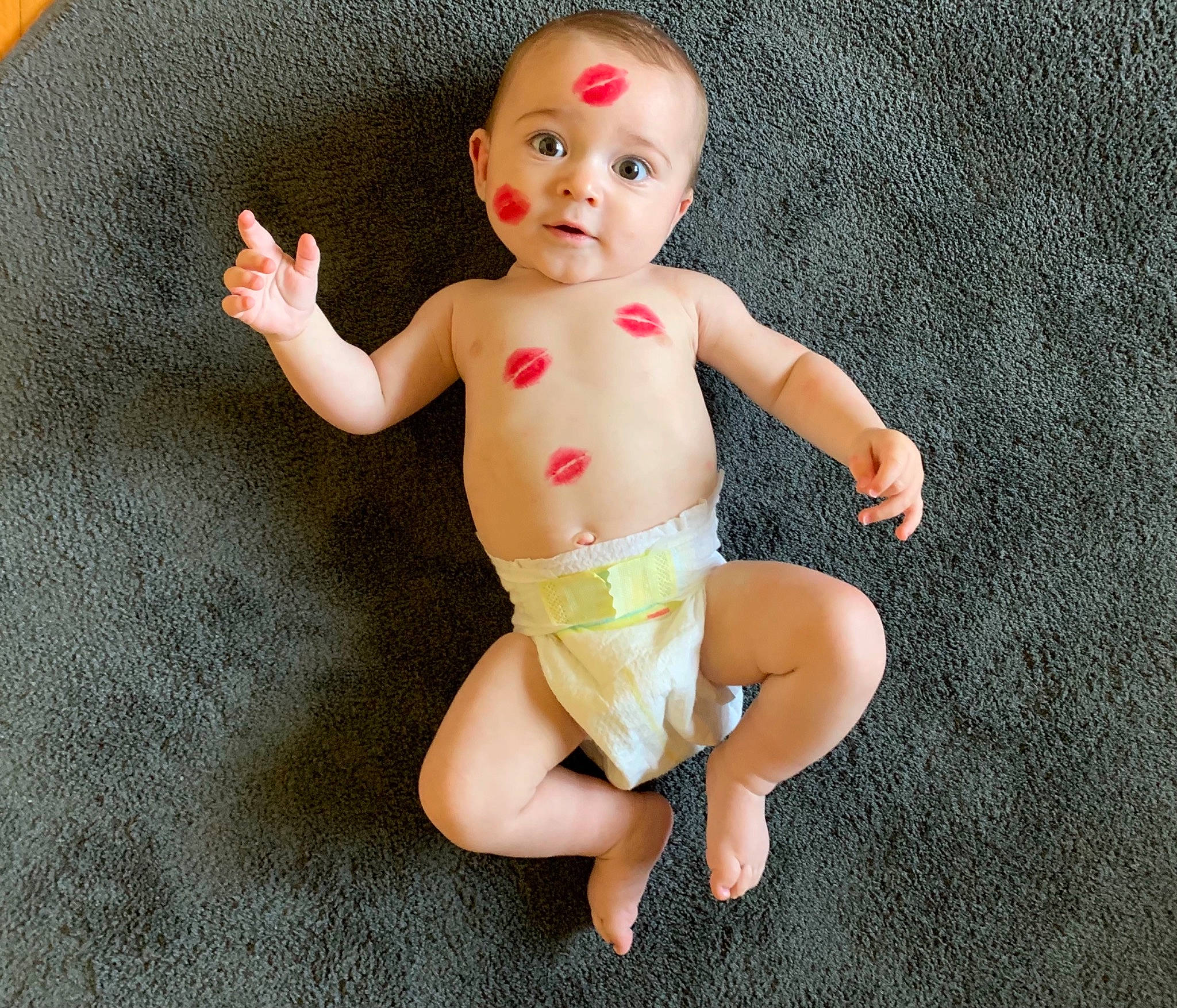 Tommy a rejoint le concours — aidez-le/la à gagner de superbes lots ! abdomen, baby, baby_toddler_clothing, barefoot, cheek, chest, eye, face, gesture, happy, human_body, infant_bodysuit, knee, person, sleeve, stomach, thigh, thumb, toddler, trunk