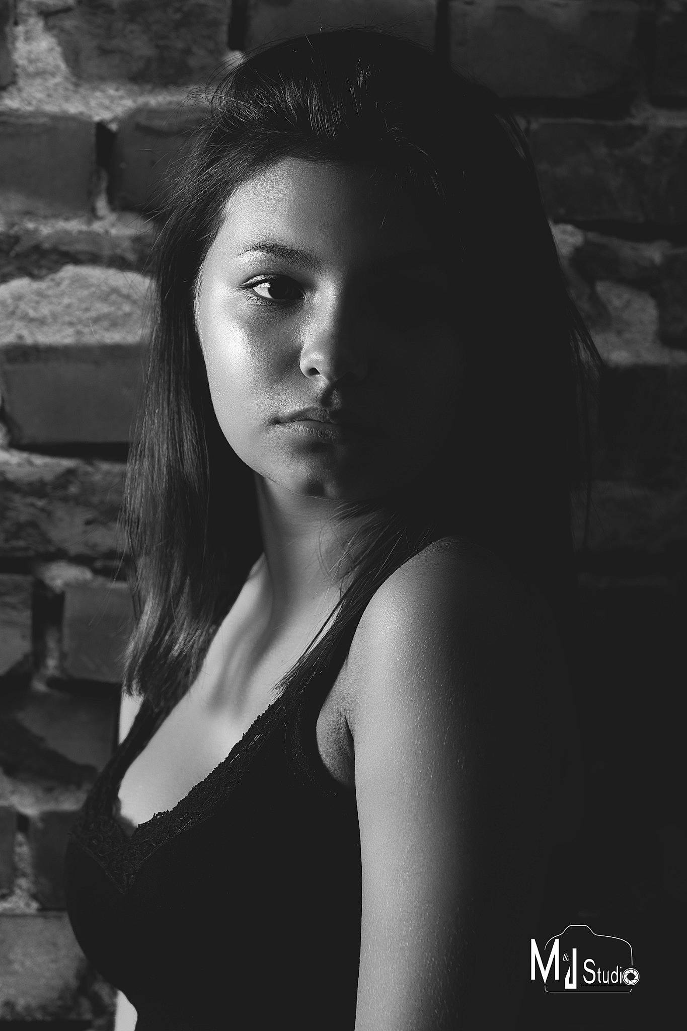 Carla a rejoint le concours — aidez-le/la à gagner de superbes lots ! beauty, black, black_and_white, black_hair, darkness, eye, flash_photography, girl, lady, long_hair, model, monochrome, monochrome_photography, organ, person, photo_shoot, photograph, photography, portrait, portrait_photography