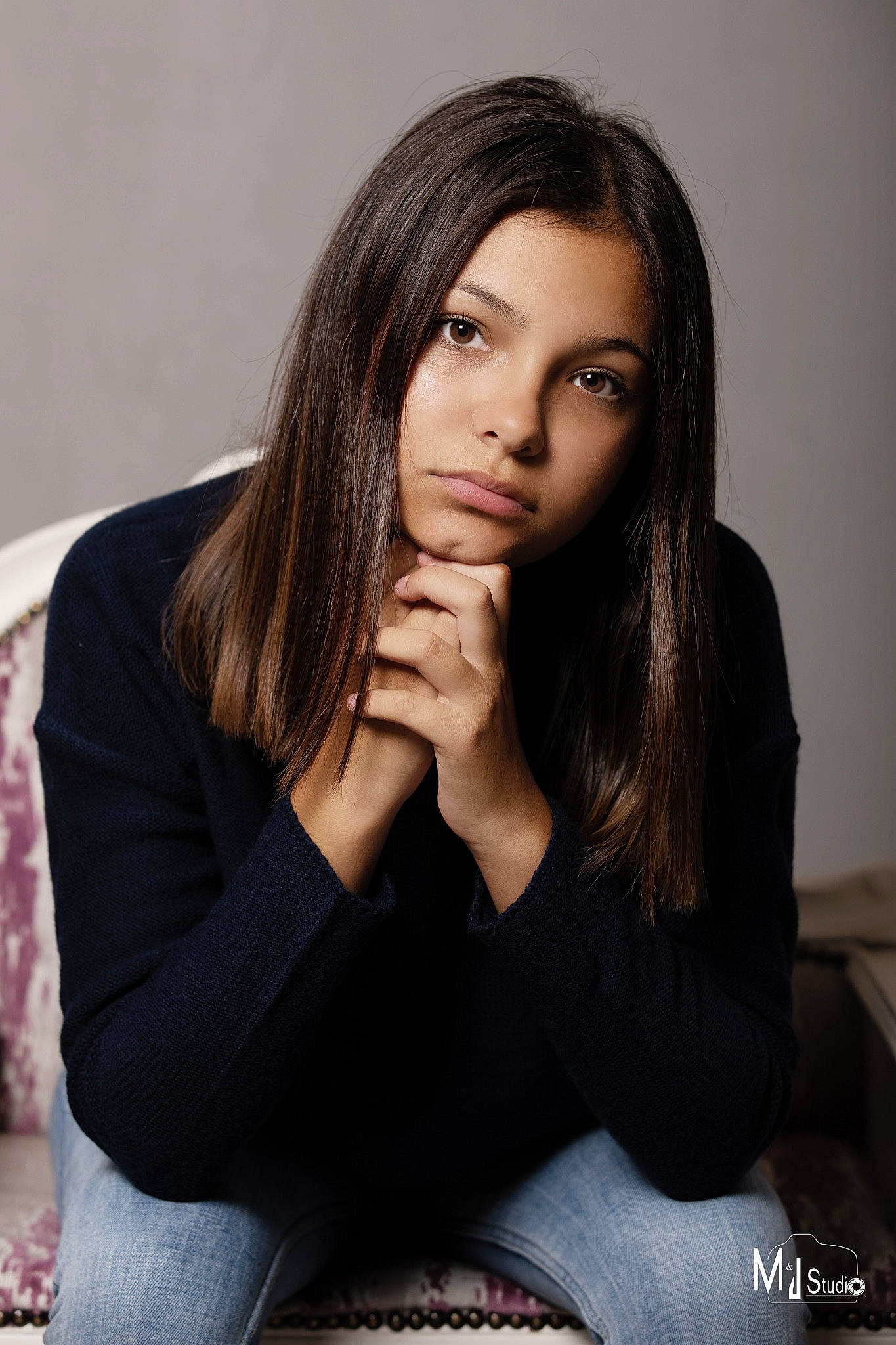 Carla a rejoint le concours — aidez-le/la à gagner de superbes lots ! beauty, black_hair, brown_hair, eye, girl, long_hair, model, person, photo_shoot, photograph, photography, portrait, portrait_photography, sitting