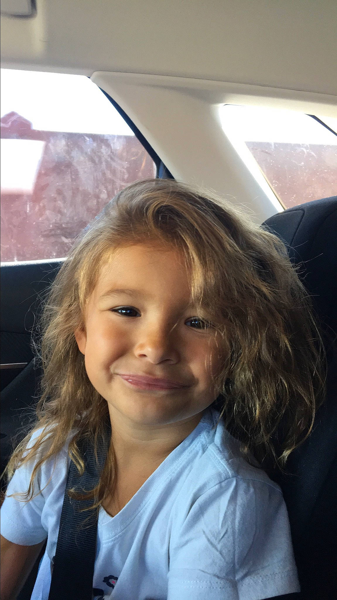 Andréa a rejoint le concours — aidez-le/la à gagner de superbes lots ! beauty, blond, brown_hair, child, chin, eye, face, forehead, fun, girl, hair, hairstyle, head, human_hair_color, long_hair, person, skin, smile