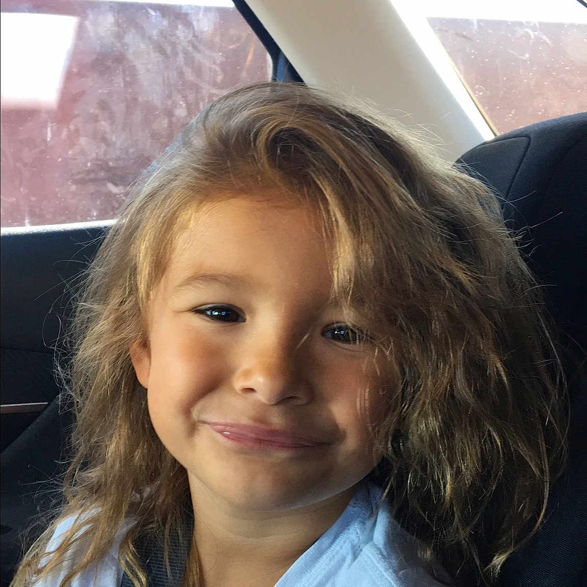 Andréa a rejoint le concours — aidez-le/la à gagner de superbes lots ! beauty, blond, brown_hair, child, chin, eye, face, forehead, fun, girl, hair, hairstyle, head, human_hair_color, long_hair, person, skin, smile