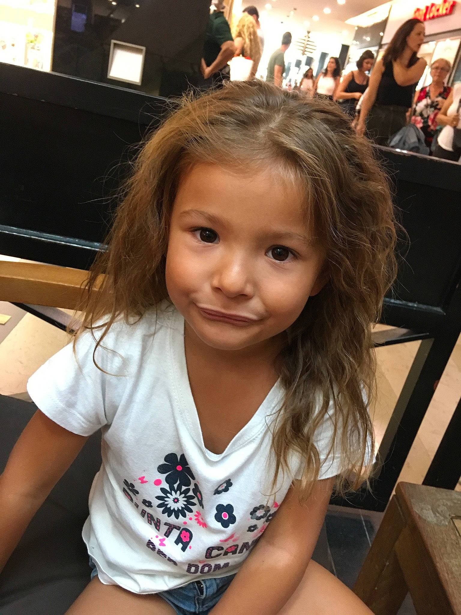 Andréa participe au concours pour gagner de l'argent avec cette photo : beauty, brown_hair, child, child_model, girl, hair, hairstyle, human_hair_color, long_hair, person, product, smile