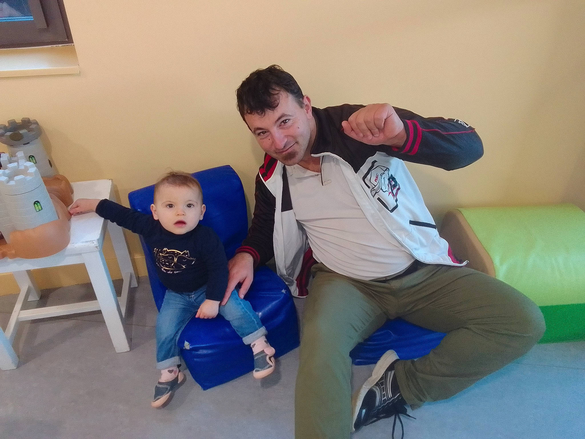 Myla a rejoint le concours — aidez-le/la à gagner de superbes lots ! baby, chair, comfort, elbow, electric_blue, event, flooring, fun, happy, human_leg, joy, knee, lap, leisure, person, picture_frame, shorts, sitting, sleeve, t_shirt