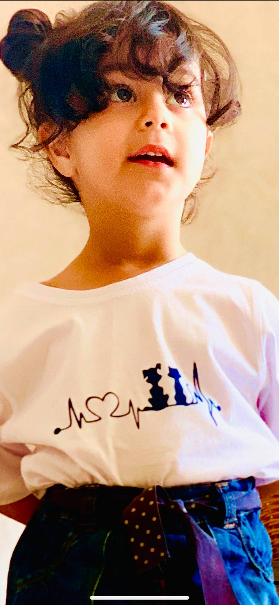 Aseman participe au concours pour gagner de l'argent avec cette photo : cheek, chin, cool, ear, eyebrow, eyelash, eyewear, flash_photography, forehead, gesture, hair, happy, jaw, lip, neck, nose, person, sleeve, street_fashion, t_shirt