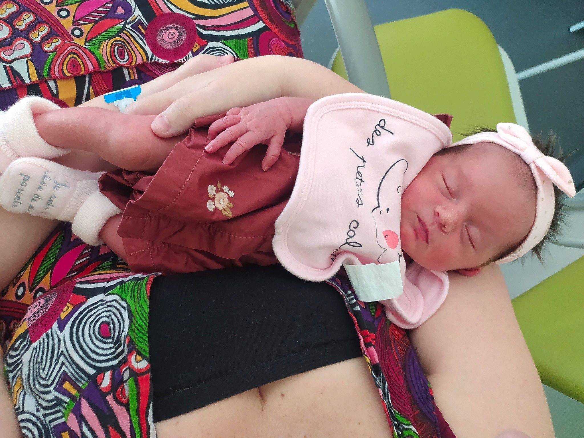 Kalie a rejoint le concours — aidez-le/la à gagner de superbes lots ! baby, baby_toddler_clothing, chest, comfort, elbow, finger, gesture, hand, human_body, joint, knee, leg, mouth, muscle, person, pink, skin, thigh, thumb, trunk