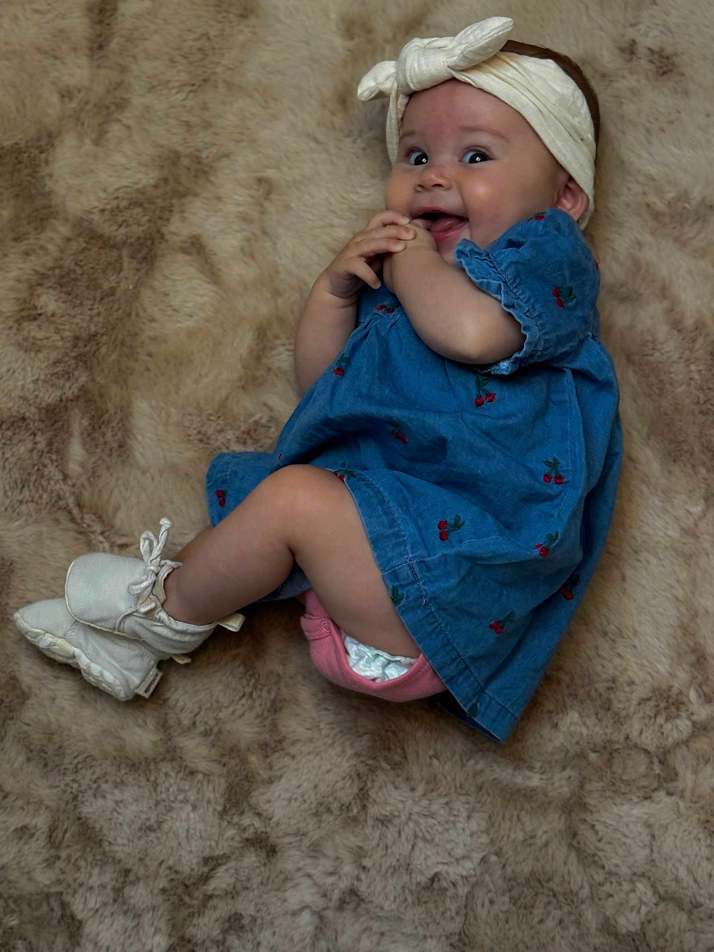 Haïvie participe au concours pour gagner de l'argent avec cette photo : baby, infant, child, blue_dress, headband, white_booties, diaper, soft_surface, fluffy_rug, cute, smiling, happy, laying_down, cherry_pattern, portrait, indoor, skin, hands, feet, expression