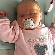 Haïvie a rejoint le concours — aidez-le/la à gagner de superbes lots ! baby, sleeping, pacifier, pink_clothing, infant, cute, mouse_patch, pocket, soft_fabric, hand, face, closed_eyes, indoors, child, newborn, resting, peaceful, toddler, cute_baby, portrait