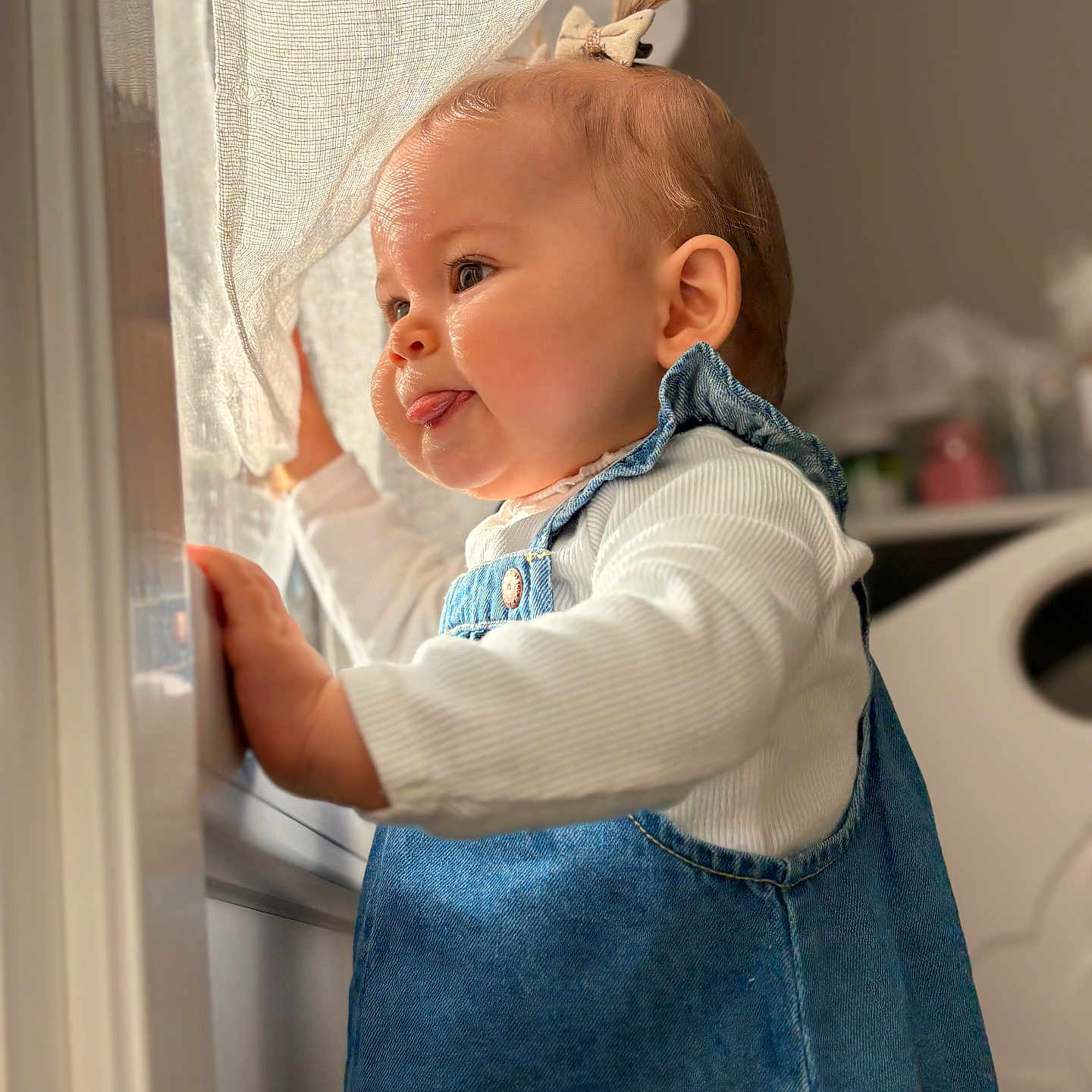 Haïvie a rejoint le concours — aidez-le/la à gagner de superbes lots ! baby, cheeks, child, clothing, curtain, cute, denim_dress, ear, eyes, hair_bow, hand, indoor, infant, nursery, portrait, profile, soft_focus, sunlight, tongue_out, window