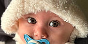 Haïvie a rejoint le concours — aidez-le/la à gagner de superbes lots ! adorable, animal_design, baby, child, close_up, clothing, cozy, cute, expression, eyes, face, fluffy, hand, hat, indoor, infant, pacifier, portrait, soft, warm