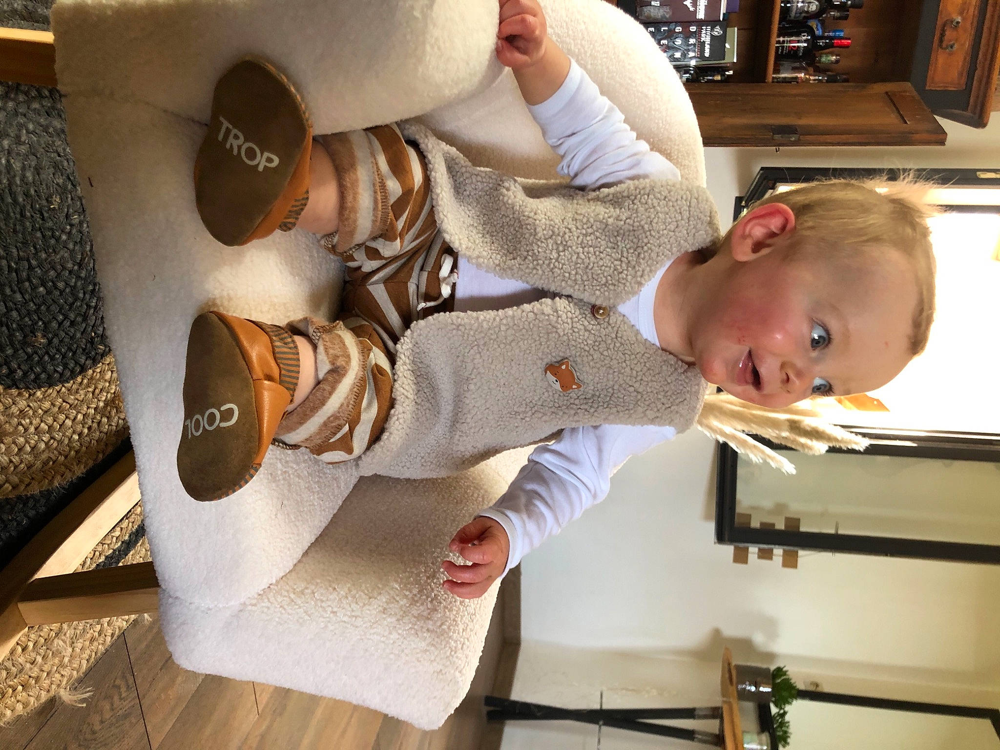 Basile a rejoint le concours — aidez-le/la à gagner de superbes lots ! child, comfort, eyewear, fashion_accessory, fedora, hat, kitchen, person, room, smile, sun_hat, tableware, wood