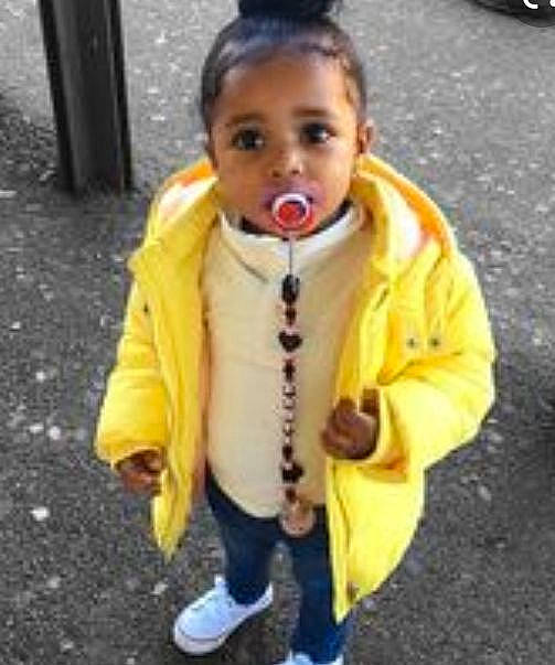 Elea participe au concours pour gagner de l'argent avec cette photo : asphalt, baby, baby_toddler_clothing, child, eye, face, gesture, hair, happy, head, jacket, nose, outerwear, person, road_surface, sleeve, street_fashion, thumb, tire, toddler