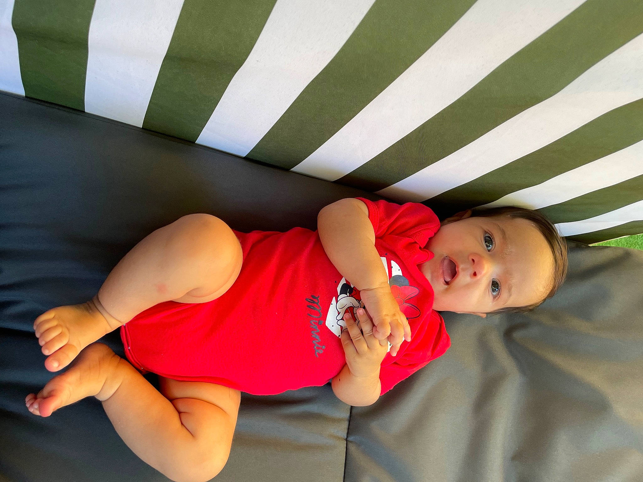 Lea participe au concours pour gagner de l'argent avec cette photo : abdomen, chest, comfort, elbow, finger, fun, human_body, human_leg, knee, leisure, person, room, shorts, sleeve, sportswear, stomach, t_shirt, textile, thigh, trunk