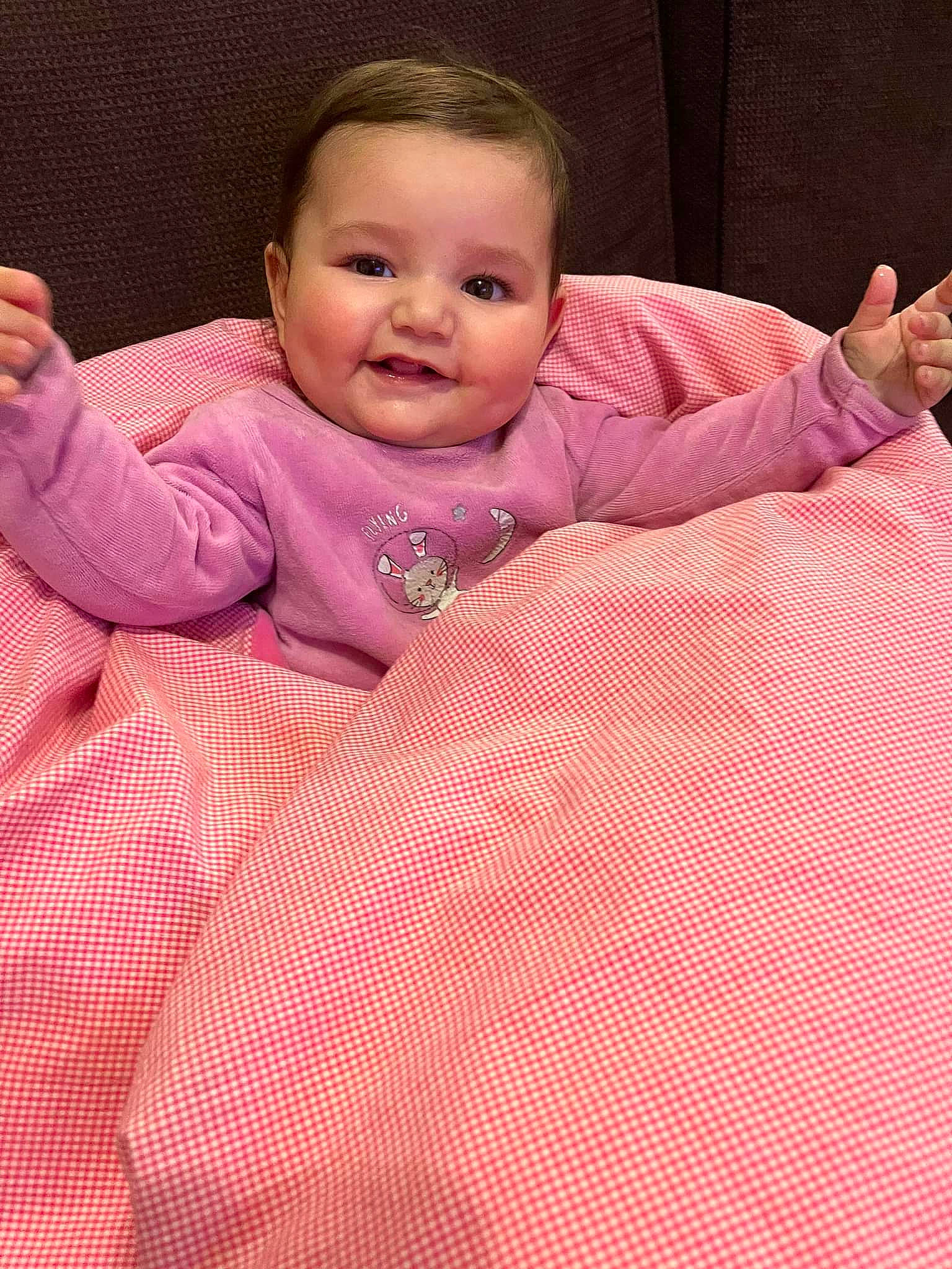 Livia a rejoint le concours — aidez-le/la à gagner de superbes lots ! baby, baby_toddler_clothing, cheek, chin, comfort, face, facial_expression, floor, flooring, hairstyle, joy, linens, mammal, mouth, nose, person, pink, skin, sleeve, smile