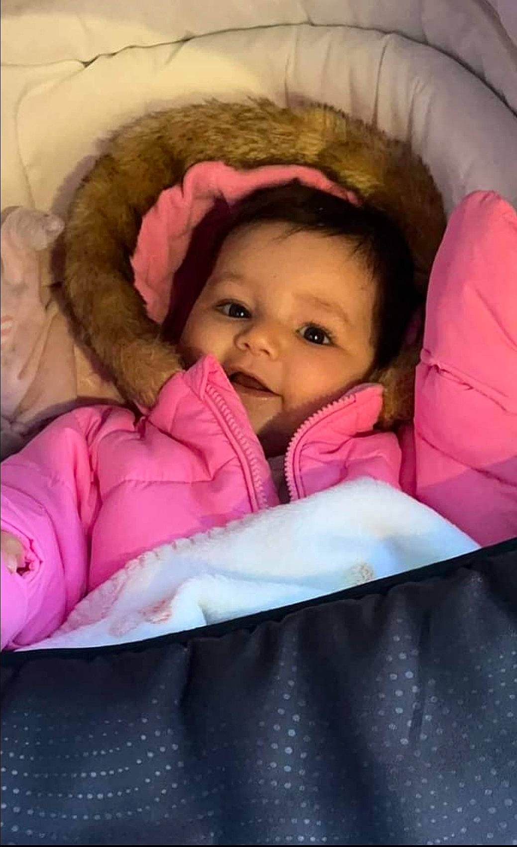 Livia a rejoint le concours — aidez-le/la à gagner de superbes lots ! baby, baby_toddler_clothing, cheek, chin, comfort, eye, eyebrow, face, fun, head, headgear, iris, linens, mouth, nose, person, pink, product, skin, sleeve