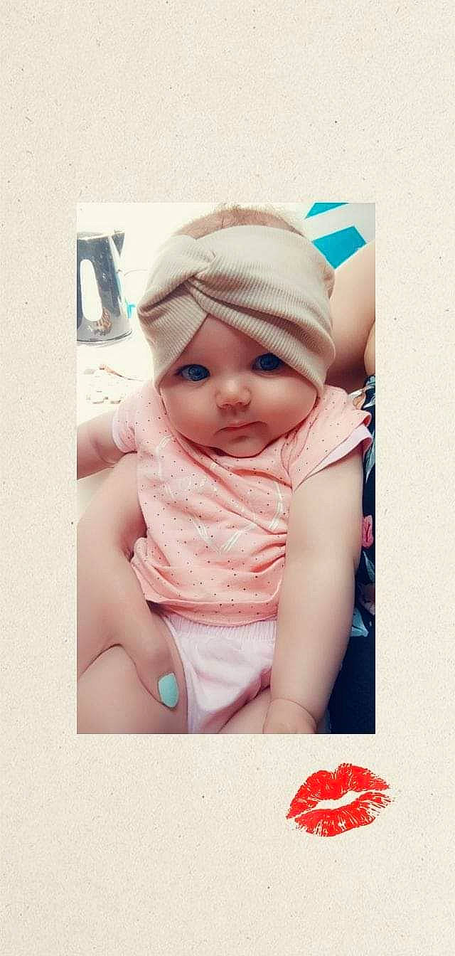 Inaya a rejoint le concours — aidez-le/la à gagner de superbes lots ! baby, baby_sleeping, baby_toddler_clothing, cap, child, eyelash, fashion_accessory, font, happy, headwear, linens, magenta, nail, neck, pattern, peach, person, pink, skin, sleeve