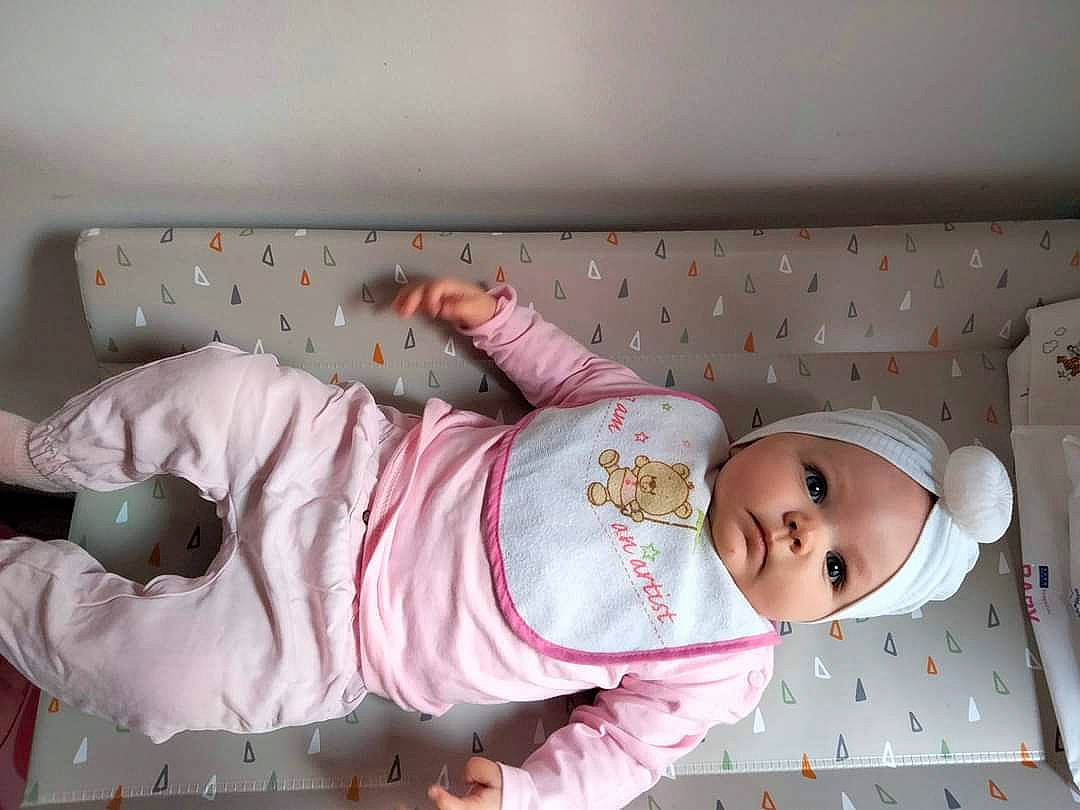 Inaya participe au concours pour gagner de l'argent avec cette photo : baby, baby_products, baby_safety, baby_sleeping, baby_toddler_clothing, baby_toys, bedding, child, clothing, comfort, headwear, linens, pattern, person, pink, room, sleeve, sock, toddler
