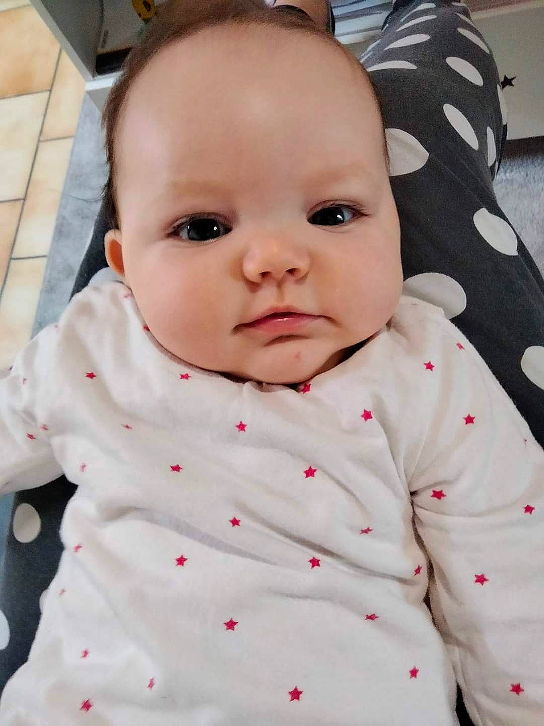 Inaya a rejoint le concours — aidez-le/la à gagner de superbes lots ! baby, baby_products, baby_safety, baby_toddler_clothing, carmine, cheek, child, collar, comfort, eyelash, linens, lip, pattern, person, pink, portrait_photography, sitting, skin, sleeve, textile