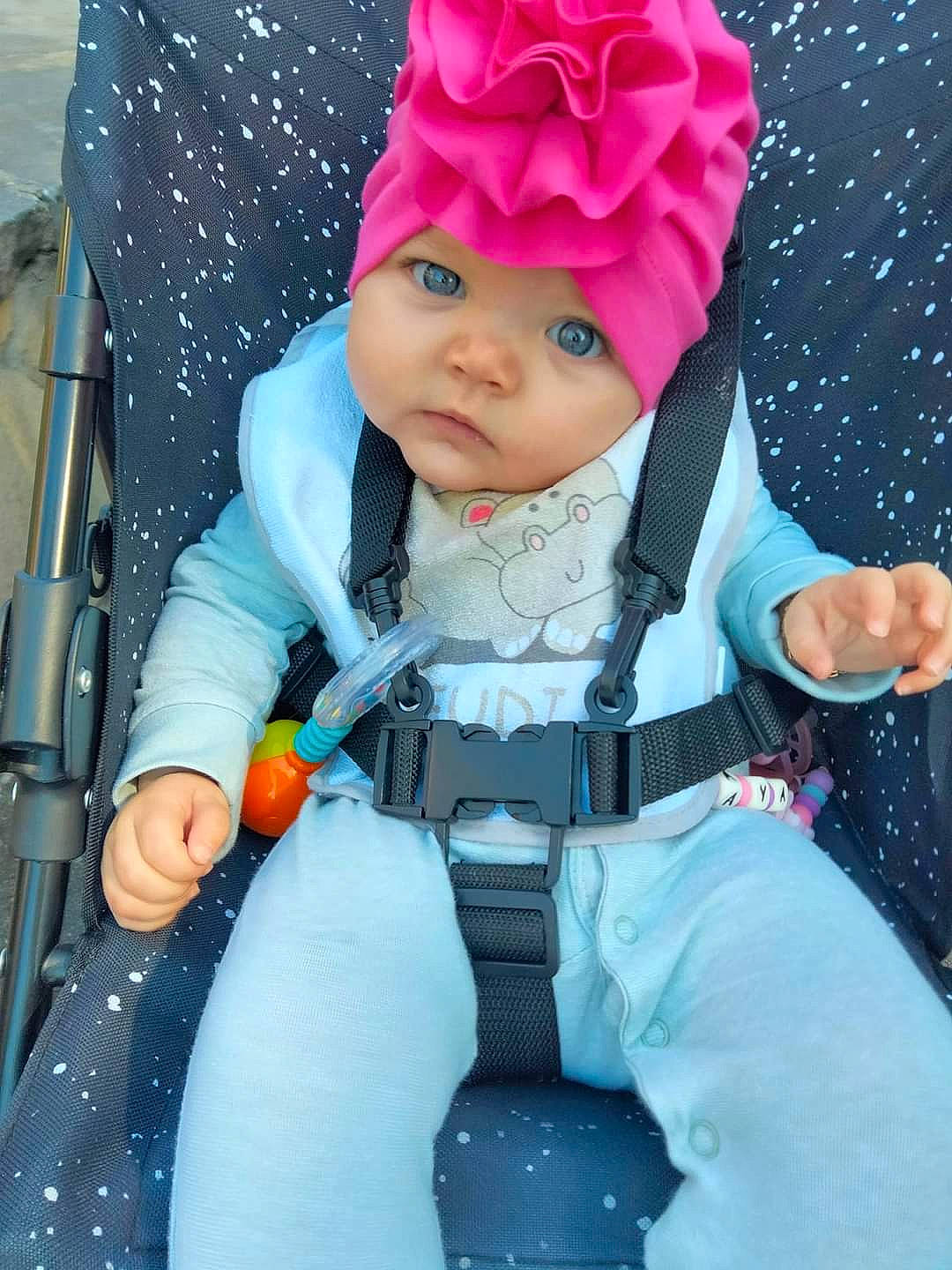 Inaya a rejoint le concours — aidez-le/la à gagner de superbes lots ! baby, baby_carriage, baby_products, baby_toddler_clothing, cap, child, costume_hat, electric_blue, event, fashion_accessory, fictional_character, fun, glove, happy, headgear, headwear, magenta, pattern, person, pink